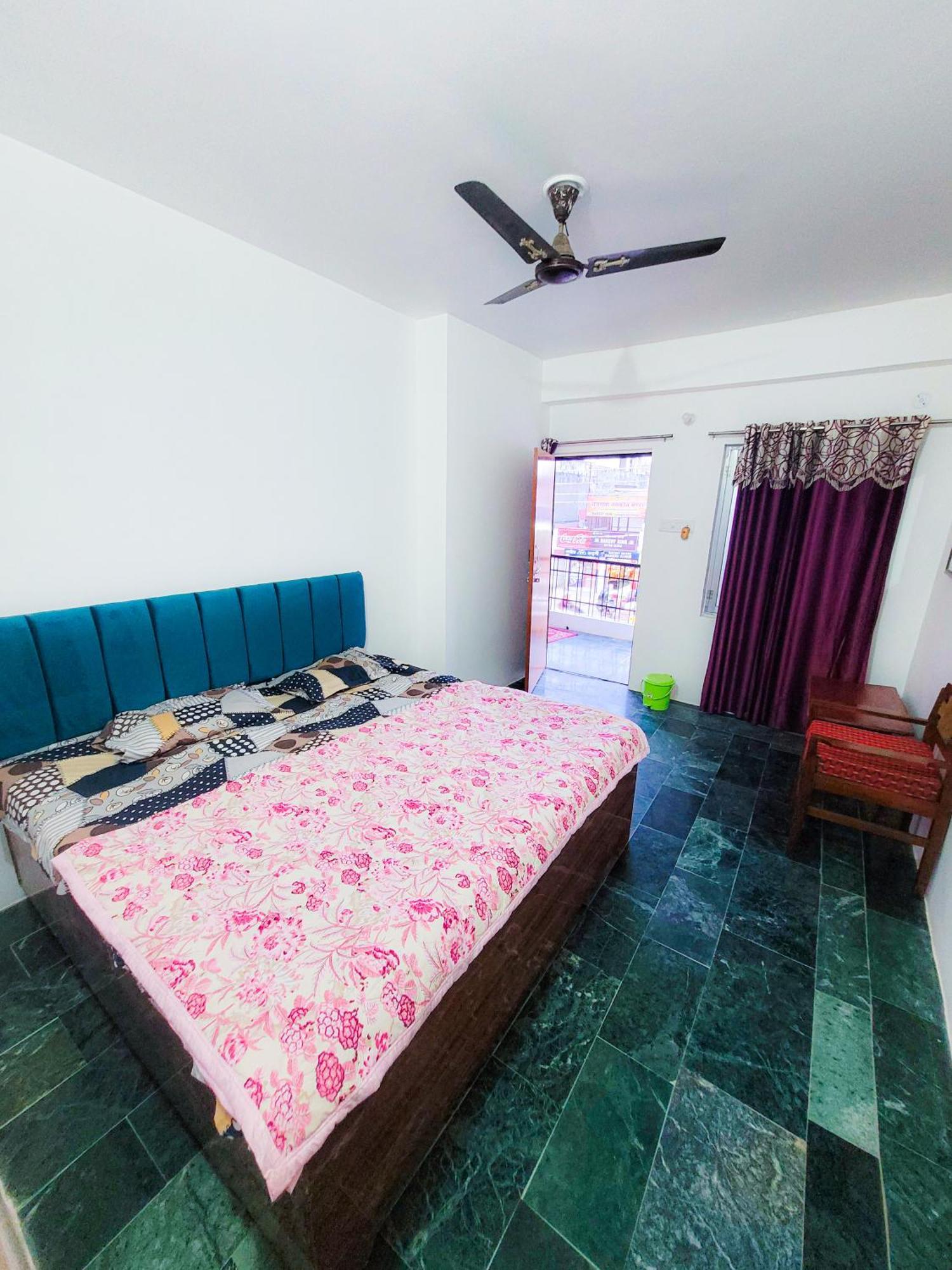 Hotel Pushpa Vatika Faizābād Exterior foto