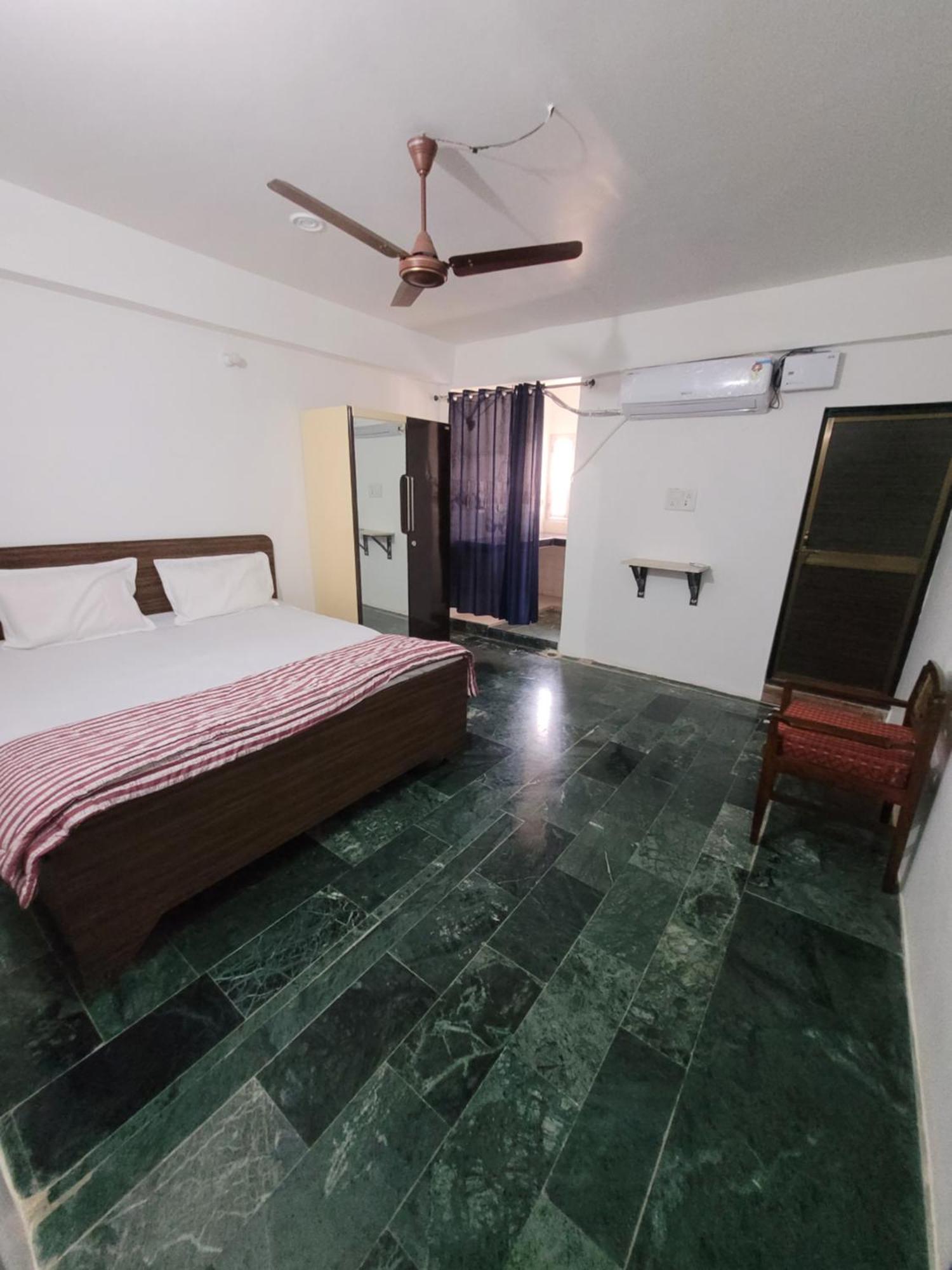 Hotel Pushpa Vatika Faizābād Exterior foto